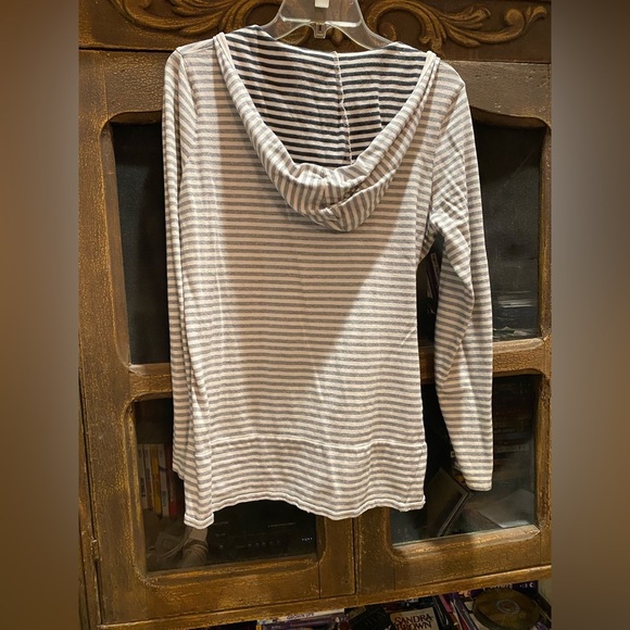 Roxy Monochrome Striped pullover wirh hood and front pocket - Picture 3 of 4